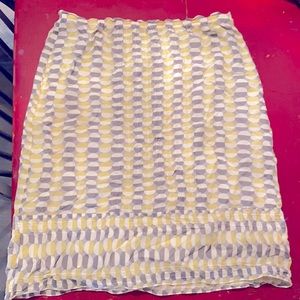 Adorable skirt with gray and yellow pattern.